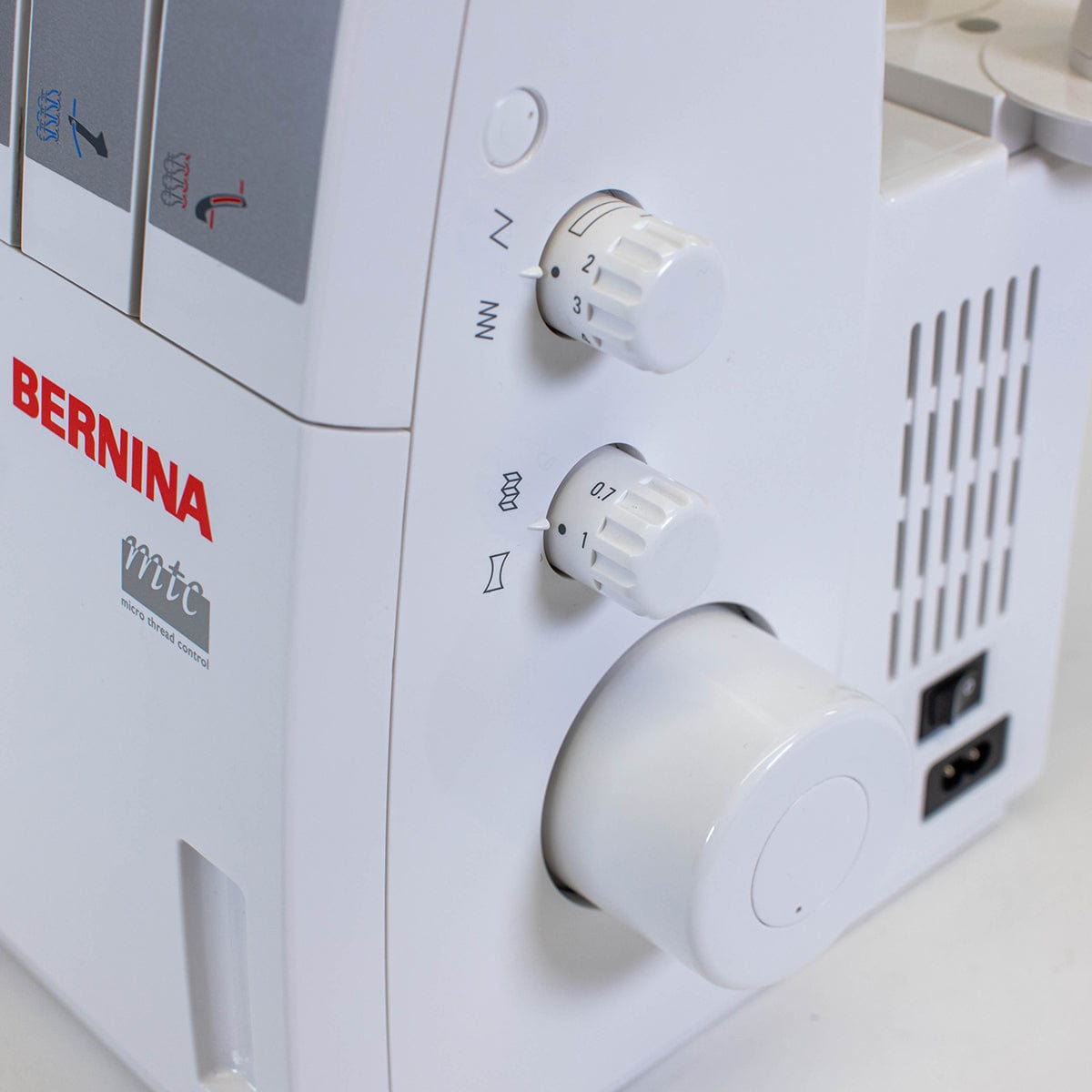 EX-DISPLAY Bernina L460 Overlocker